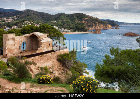 Küste der Costa Brava in Tossa de Mar, Katalonien, Spanien, Ruinen der gotischen Kirche von St. Vincent Stockfoto