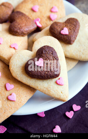 Herzförmige Cookies schließen für Valentinstag - selbstgemachter festliche Kuchen Buiscuits Cookies, Valentinstag Liebe Konzept Stockfoto