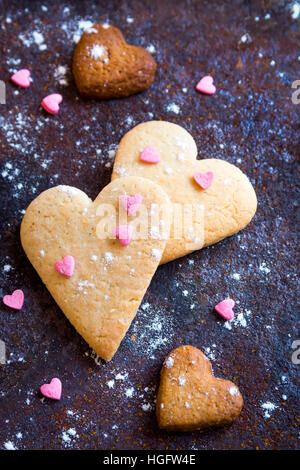 Herzförmige Cookies schließen für Valentinstag - selbstgemachter festliche Kuchen Buiscuits Cookies auf rustikalen Metalltablett, Valentinstag Liebe Konzept Stockfoto