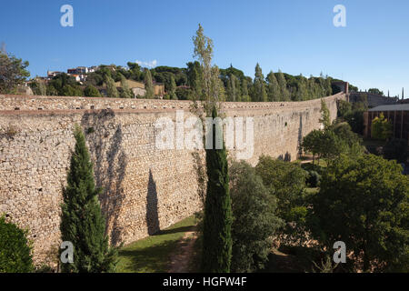 Spanien, Katalonien, Girona, Passeig De La Muralla, alte Stadtbefestigung Wand Stockfoto