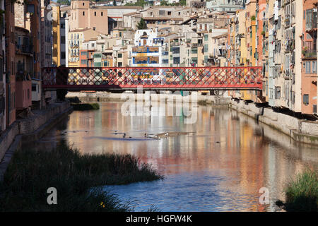 Historische Häuser und die Eiffel-Brücke über den Fluss Onyar in Girona, Katalonien, Spanien Stockfoto