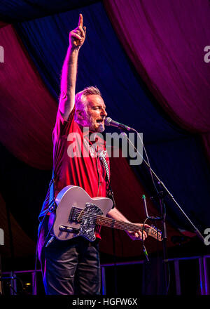 Billy Bragg auf der Bühne Moseley Folk Festival Stockfoto