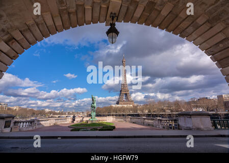 Eiffel-Turm-Blick von Bir Hakeim Brücke, Paris, Frankreich Stockfoto