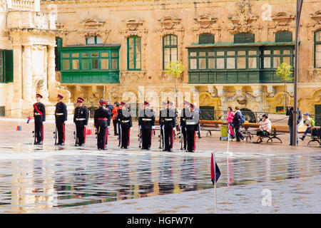 VALLETTA, MALTA - 13. April 2012: Ändern der feierlichen wachen auf dem Vorplatz des Präsidentenpalastes in St. Georges Square, Valletta, Malta Stockfoto