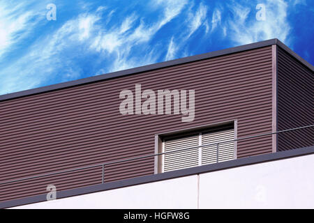 Abstrakt, moderne Gebäude Detail gegen blau bewölktem Himmel auf der Suche Stockfoto