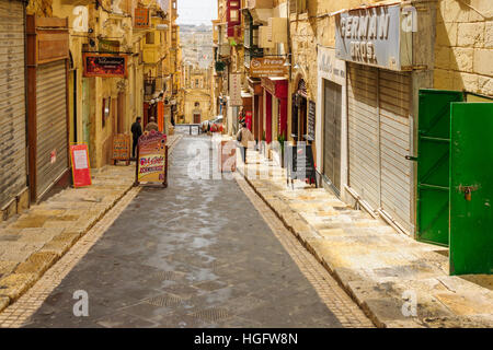 VALLETTA, MALTA - 13. April 2012: Straßenszene mit lokalen Unternehmen, einheimische und Besucher, in Valletta, Malta Stockfoto