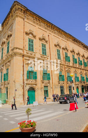 VALLETTA, MALTA - 13. April 2012: Straßenszene mit lokalen Unternehmen, einheimische und Besucher, in Valletta, Malta Stockfoto