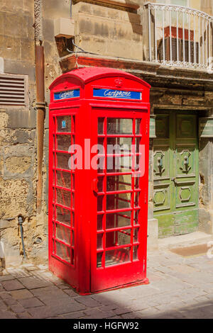 VALLETTA, MALTA - 13. April 2012: Blick auf einen typischen Telefonzelle in Valletta, Malta Stockfoto