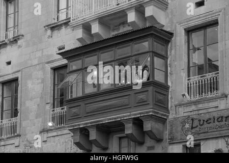 VALLETTA, MALTA - 13. April 2012: Straßenszene mit lokalen Unternehmen, einheimische und Besucher, in Valletta, Malta Stockfoto