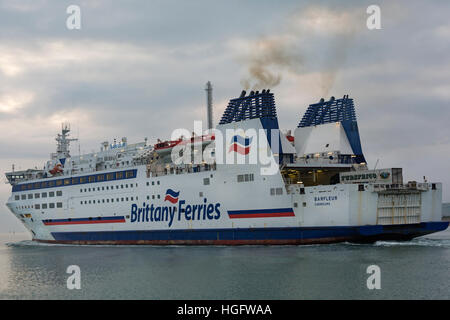 Brittany Ferries Fähre Barfleur verlassen den Hafen von Poole, Dorset, Großbritannien den Englischen Kanal nach Cherbourg auf einem nebligen Morgen überqueren im Januar Stockfoto