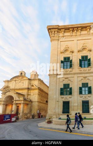 VALLETTA, MALTA - 13. April 2012: Straßenszene mit lokalen Unternehmen, einheimische und Besucher, in Valletta, Malta Stockfoto