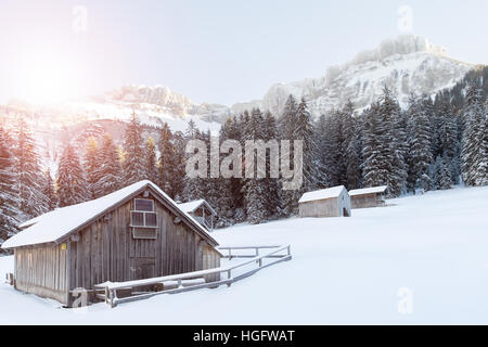 Holzhaus in schneebedeckten Berge Stockfoto