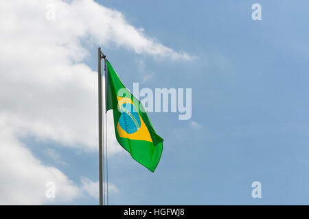 Nationalflagge von Brasilien auf einem Fahnenmast vor blauem Himmel Stockfoto