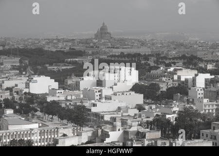 Die Skyline-Blick auf die Stadt Victoria und die Kathedrale von Xewkija, Insel Gozo, Malta Stockfoto