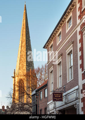 Turm der York St Marys und Fairfax House georgische Stadthaus Museum auf Castlegate Stadt York Yorkshire England Stockfoto