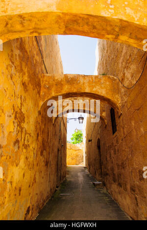 Eine Gasse in der Altstadt von Victoria, Insel Gozo, Malta Stockfoto