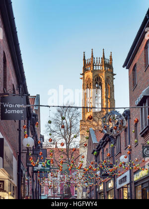 Weihnachts-Dekorationen auf Coppergate und alle Heiligen Pflaster Kirche Turm City of York Yorkshire England Stockfoto