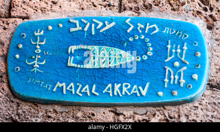 Israel, Jaffa, künstlerische Keramik Straßenschild, Sternzeichen Skorpion Stockfoto