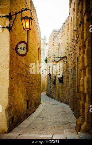 Eine Gasse in der Altstadt von Mdina, Malta Stockfoto