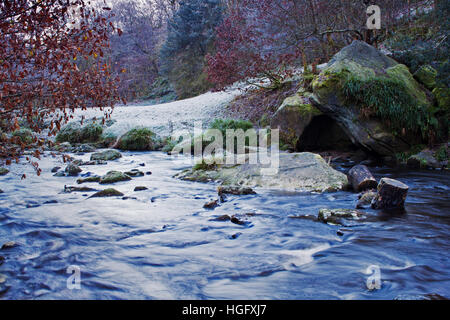 Frost am Ufer Flusses Stockfoto