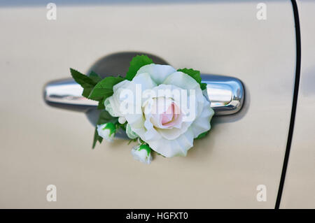 Weiße rose Blume auf dem Griff eines Autos in Hochzeitstag Stockfoto