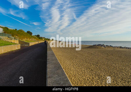 Boxing Day 2016 Menschen schlendern Sie entlang des Strandes in Clacton am Meer Essex England Stockfoto