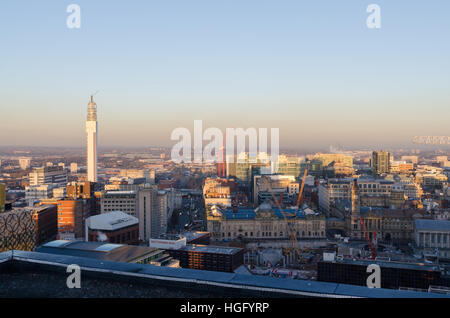 Dach-Draufsicht Birmingham Skyline in der Abenddämmerung Stockfoto