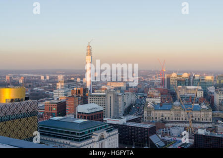 Dach-Draufsicht Birmingham Skyline in der Abenddämmerung Stockfoto