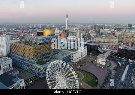 Dach-Draufsicht Birmingham Skyline in der Abenddämmerung Stockfoto