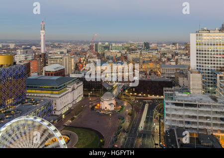 Dach-Draufsicht Birmingham Skyline in der Abenddämmerung Stockfoto