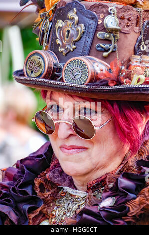 Kostümierte Teilnehmer auf einer Steampunk Convention Anno 1900 in Luxemburg Fond de Gras im September 2016 Stockfoto