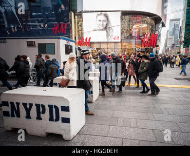 Touristen fahren durch Barrikaden am Rand des Times Square in New York auf Freitag, 30. Dezember 2016. Dieses Jahr wird das NYPD auch Abt. für Hygiene Fahrzeuge gefüllt mit Sand und Streifenwagen am Perimeter um einen Terroranschlag zu verhindern per LKW wie in Nizza, Frances im Juli beschäftigen. (© Richard B. Levine) Stockfoto