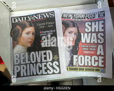 Titelseiten und Schlagzeilen der New Yorker Tabloid Zeitungen Mittwoch, 28. Dezember 2016 berichten über die letzten Tage Tod von Carrie Fisher nach einem Herzinfarkt während eines Fluges am Freitag. (© Richard B. Levine) Stockfoto