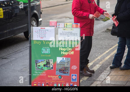 Mann, Verkauf von Tour Bustickets für Sightseeing Fahrt in Oxford, England Stockfoto