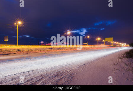 Winter verschneiten Autobahn bei Nacht glänzte mit Lampen Stockfoto