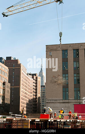 Bauarbeiter arbeiten im Bereich Hudson Yards von New York City. Stockfoto