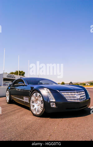 Konzeptfahrzeug Cadillac sechzehn auf Rennstrecke Goodwood Stockfoto