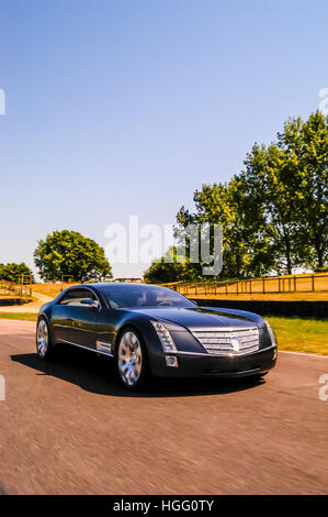 Konzeptfahrzeug Cadillac sechzehn auf Rennstrecke Goodwood Stockfoto