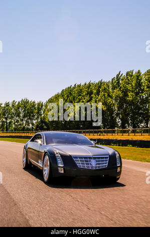 Konzeptfahrzeug Cadillac sechzehn auf Rennstrecke Goodwood Stockfoto