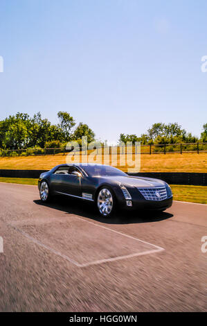 Konzeptfahrzeug Cadillac sechzehn auf Rennstrecke Goodwood Stockfoto