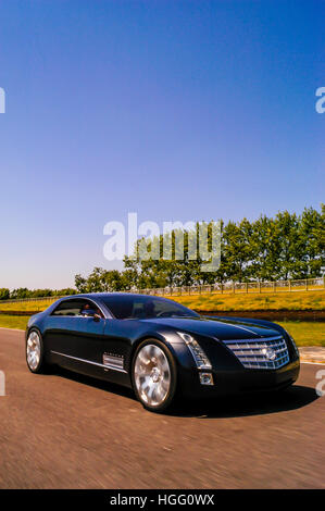 Konzeptfahrzeug Cadillac sechzehn auf Rennstrecke Goodwood Stockfoto