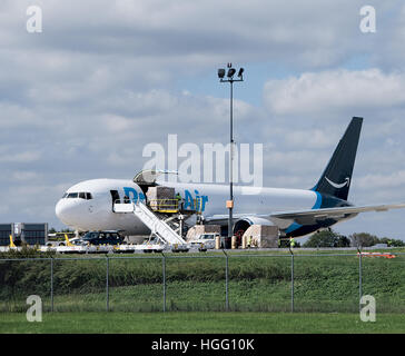 Amazon ein Prime Air Jet-Entladen von Fracht in Allentown, Pennsylvania Stockfoto