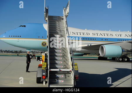 Flughafen Ground Support richtet für Präsident Barack Obama auf der Air Force One am LAX Flughafen am 11. Februar 2016 in Los Angeles, Kalifornien. Stockfoto