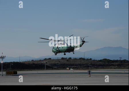 Präsident Barack Obama überlässt LAX Flughafen auf Marine One Millionen Fluggästen in Burbank am 11. Februar 2016 in Los Angeles, Kalifornien. Stockfoto