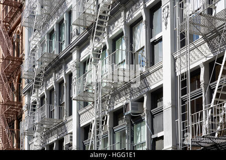 New York-Gebäude mit Feuerleiter Treppen, sonniger Tag in Soho Stockfoto