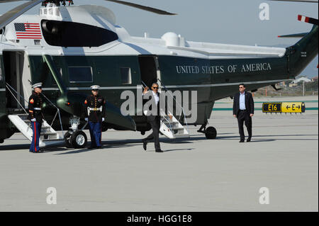 Präsident Barack Obama "Wellenlinien" seine Hand wie verlässt er Marine One zu Fuß zur Air Force One bei seinem Abschied am Flughafen LAX auf 12. Februar 2016 in Los Angeles, Kalifornien. Stockfoto