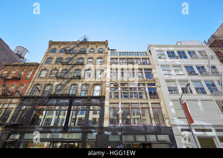 Gebäudefassaden mit Feuerleiter Treppen und Zisterne, Sonnenlicht in New York Stockfoto