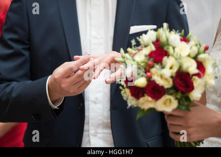 Braut und Bräutigam sind Ringe auf Trauung ändern. Stockfoto