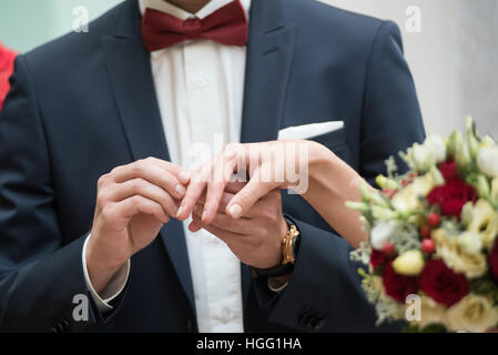 Braut und Bräutigam sind Ringe auf Trauung ändern. Stockfoto