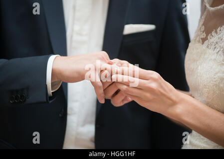 Braut und Bräutigam sind Ringe auf Trauung ändern. Stockfoto